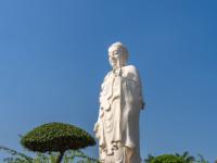 Bonsai Bäume und stehende Buddha Statue beim Tempel Vinh Trang - My Tho - Vietnam
